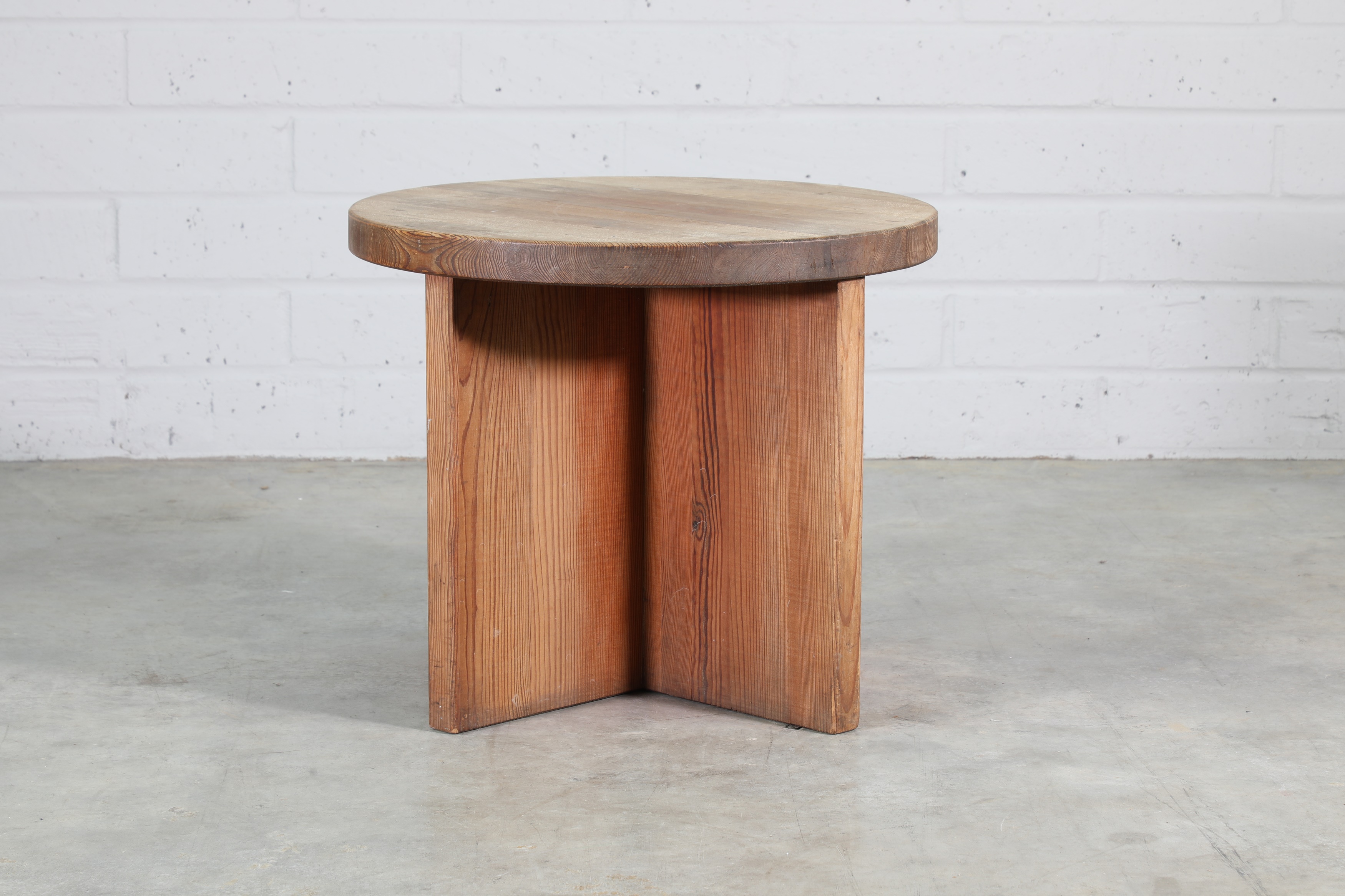 A Swedish 'Lovö' coffee table (£800-£1,200)